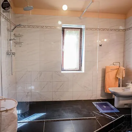 And Tacy Apartment *