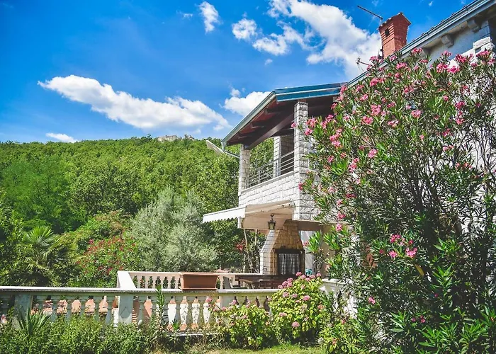 And Tacy Apartment *